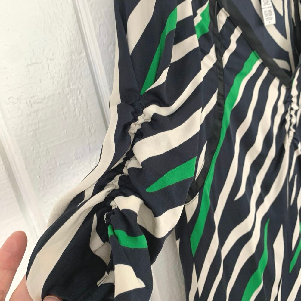 Diane von Furstenberg DVF Silk Blouse Size 2 Abstract Print Ruched Sleeve Top - Picture 3 of 7